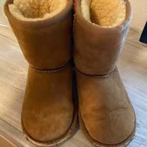 Kids uggs size 9